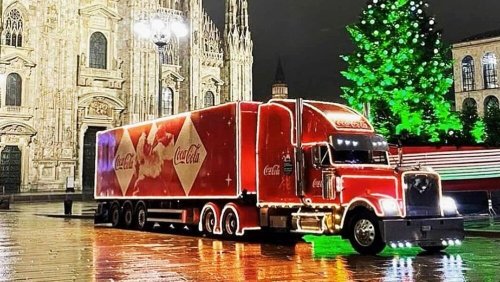 Il camion gigante di Babbo Natale (e della Coca Cola) che arriva a Milano