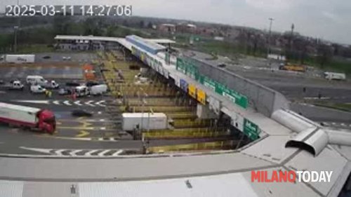 Incidente al casello dell'autostrada a Milano: traffico in tilt