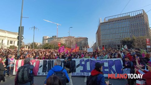 Manifestazione dell'8 marzo, 10mila in corteo: vernice, gonne alzate e vetrine imbrattate