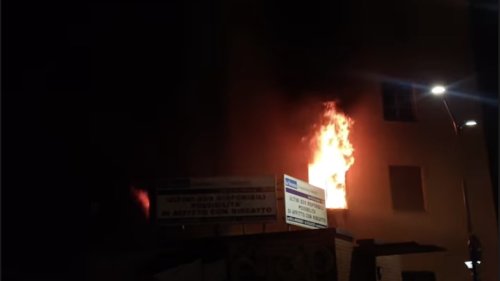 Incendio in un condominio: 50 persone evacuate, alcune intossicate