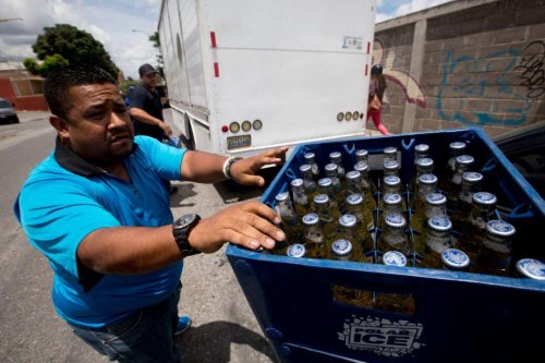 Venezolanos enfrentan escasez de cerveza