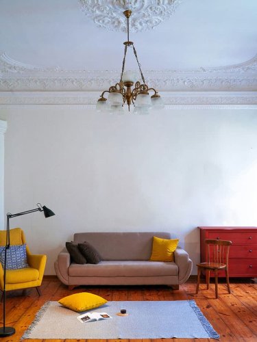 El mejor truco para combinar muebles de maderas y colores diferentes