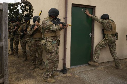 See Ukrainian troops go through urban combat training in the UK