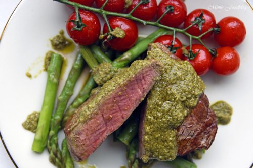 Filetsteak mit Pesto verde auf grünem Spargel - Mimis Foodblog