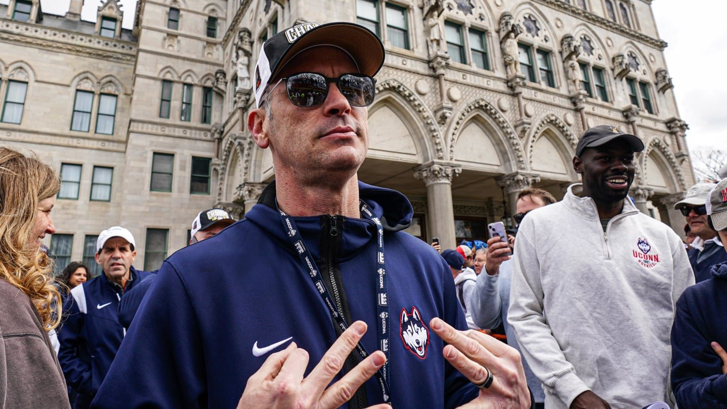 Sports World Reacts to Dan Hurley’s Decision to Reject Lakers, Return to UConn