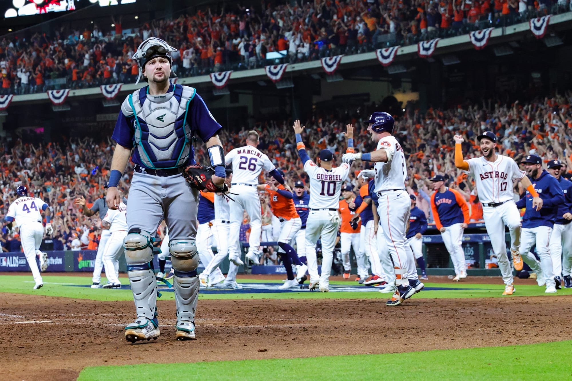 Astros survive 18-inning marathon in Seattle: Best memes and tweets