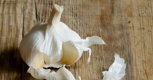 Chef shares 'mind-boggling' trick to peel garlic and make the job a lot easier