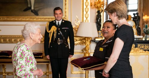 Smiling Queen Stands Without Her Walking Stick As She Honours Courageous Nhs Flipboard