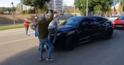 Samuel Umtiti confronts Barcelona fans who blocked and mobbed his car