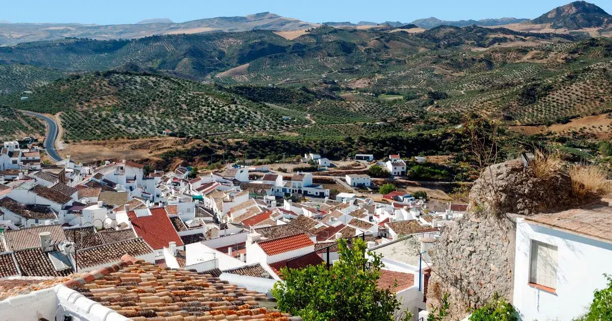 Pretty Spanish town just minutes from famous overcrowded city with best views