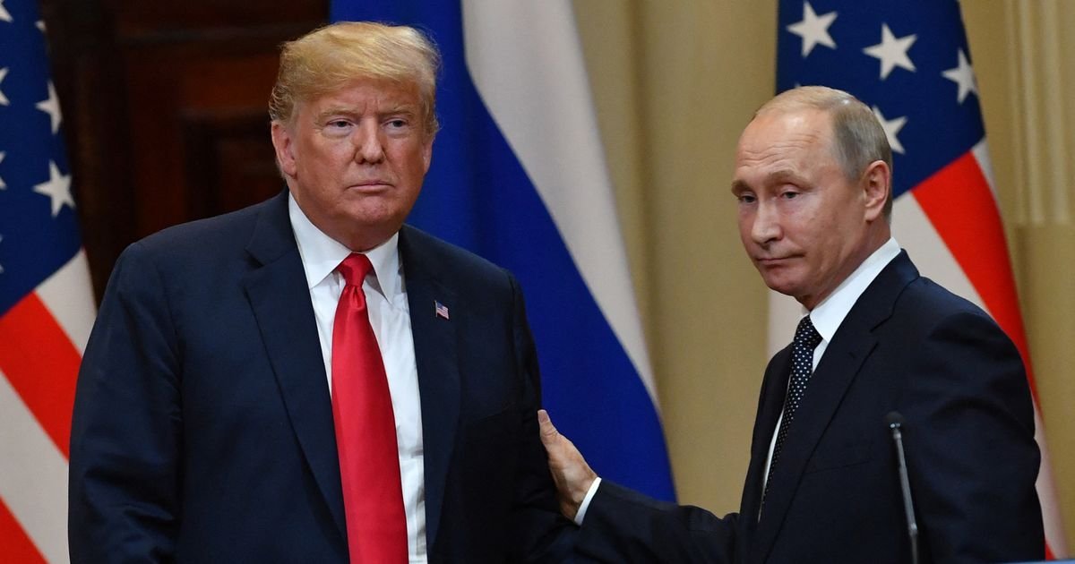 Donald Trump gifted portrait of HIMSELF by Russian friend and dictator Vladimir Putin