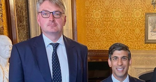 Photo reveals huge height difference between Rishi Sunak and tallest MP ...