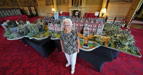 Queen 'impressed' as woman spends hours knitting 18ft-long Sandringham replica