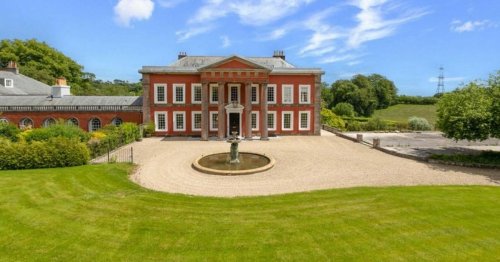 Inside the £995,000 Grade II mansion with 'Buckingham Palace peacock wallpapers'