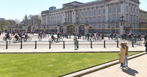Hilarious reviews left by unimpressed American tourists after visiting Buckingham Palace