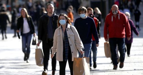 'Experts divided over wearing face masks outside fuelling confusion over risk'