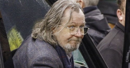Dishevelled Hollywood legend looks unrecognisable as his black cab breaks down in London rain