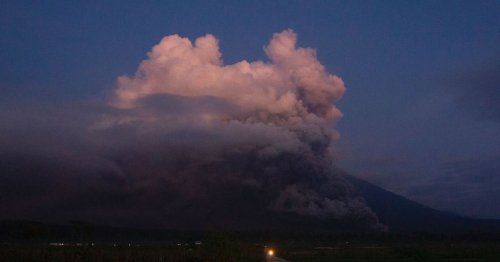 Indonesia's highest volcano Mount Semeru ERUPTS releasing lava river and gas clouds