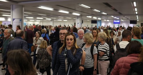 Passengers stranded as power cut stops all trains running to Gatwick Airport