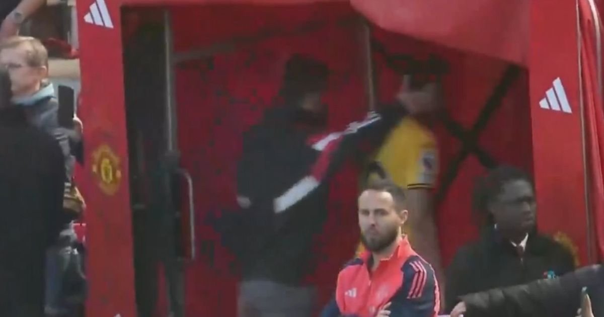 Man Utd fans spot Ruben Amorim 'tapping up' Wolves star during defeat
