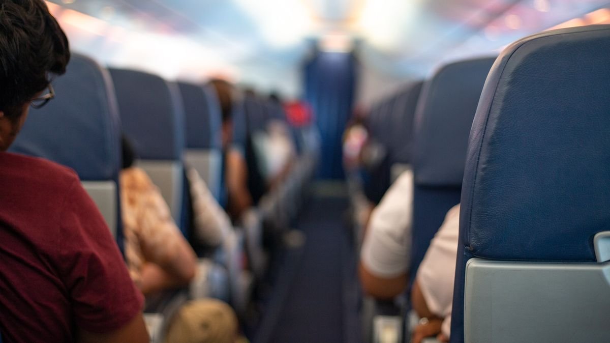 Cabin crew dim plane lights so passengers can sleep, but one act could ruin it