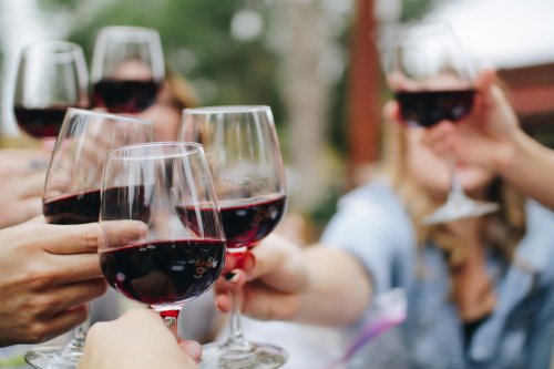 Wirt in Italien für handyfreies Essen: Wer aufs Handy verzichtet, bekommt eine Flasche Rotwein