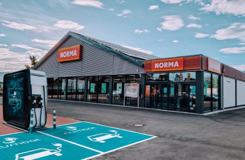 NORMA und Numbat bauen Elektroauto-Schnellladesäulen an Supermärkte