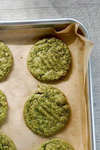 4-Ingredient Matcha Pistachio Cookies - Mochi Mommy