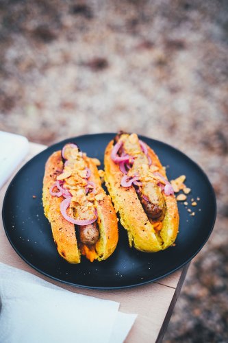 Herbstliche Hot Dogs mit Kürbis-Chutney, eingelegten Zwiebeln und Carolina Mustard BBQ Sauce