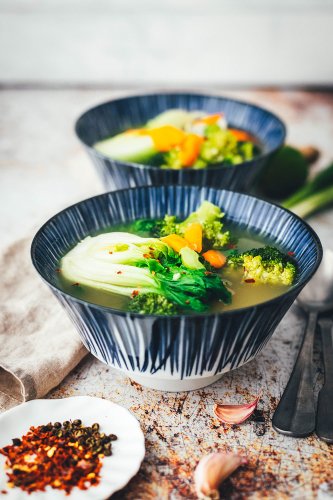 Würzige Asia-Suppe – vegane Gemüsesuppe mit asiatischen Aromen