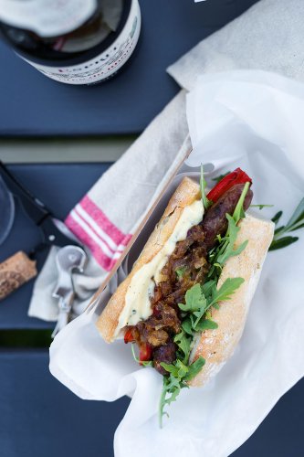 Französische Hot Dogs mit Merguez, karamellisierten Schalotten, gegrillter Paprika und Weinen der Côtes du Rhône