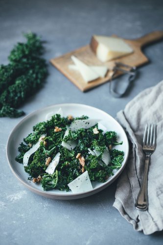 Grünkohl-Salat mit Feigen-Dressing, Manchego und Walnüssen