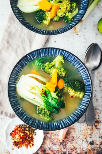 Würzige Asia-Suppe – vegane Gemüsesuppe mit asiatischen Aromen