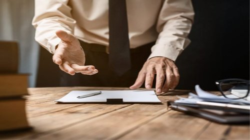Lavoro nei giorni festivi, quando è obbligatorio e cosa rischia chi rifiuta
