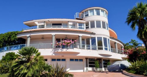 'Everybody's in panic mode': Ultra-rich Americans have mansions on their hands that they can't get rid of — so they're renting out their luxury LA homes for as high as $150K+ per month
