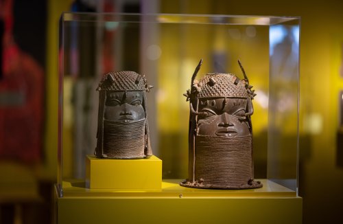 Einigung zu Rückgaben von Benin-Bronzen aus Museen | Monopol