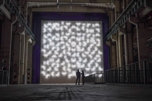 Mehr Licht! Fassadenarbeit von US-Künstler Robert Irwin im Kraftwerk Berlin