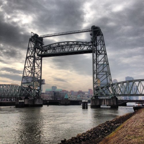 Historische Brücke von Rotterdam muss Bezos-Yacht nicht weichen