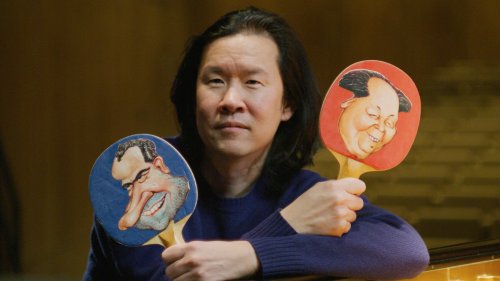 Wie Künstler Ming Wong Weltpolitik mit Klavier und Tischtennis erzählt