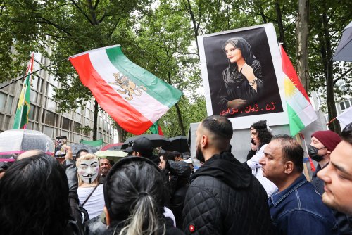 Islamwissenschaftlerin Amirpur zu Protesten im Iran: "Wenn das Kopftuch fällt, fällt die Islamische Republik"