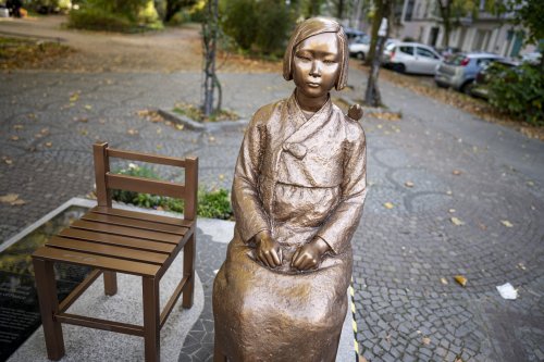 "Trostfrauen"-Denkmal darf noch bis September in Berlin bleiben