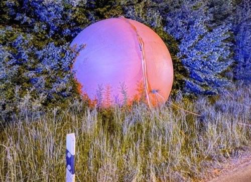 "Ungeheuerlicher Eingriff": Unbekannte rollen zwei Tonnen schweres Kugelkunstwerk über die Straße