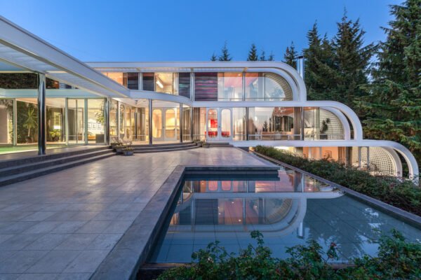 With Tiered Infinity Pools and Curved Steel, This West Vancouver Arthur Erickson Might Be His Most Fascinating Home