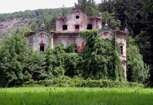 Villa de Vecchi, storia della maledetta casa rossa