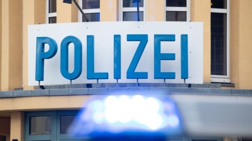 Jugendlicher tritt Mann bewusstlos
