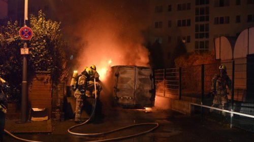 Berlin-Schöneberg: Transporter geht in Flammen auf