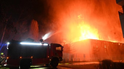 Oberschöneweide: Lagerhalle in Brand - meterhohe Flammen
