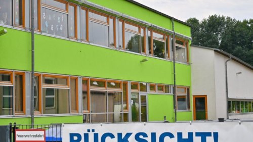 Regenbogenfahne an Schule durch Deutschlandfahne ersetzt