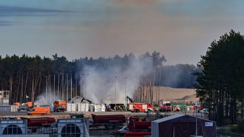 Brand bei der Gigafactory von Tesla: Papphaufen fängt Feuer