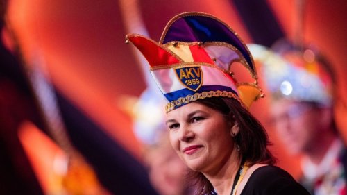 Mit Schwung: Annalena Baerbock bekommt Karnevalsorden